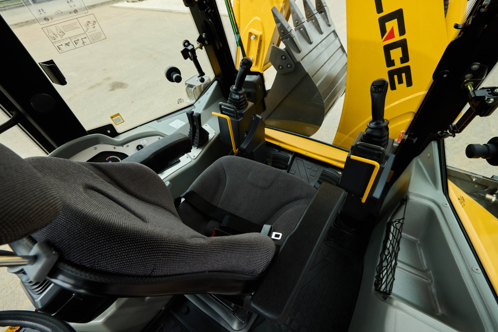 Экскаватор-погрузчик LGCE B879F (дополнительная 3X гидролиния, БСМ, RideControl)