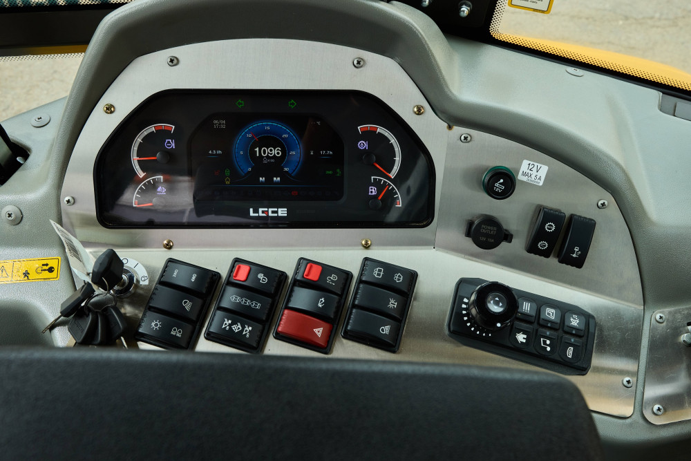 Экскаватор-погрузчик LGCE B879F (дополнительная 3X гидролиния, БСМ, RideControl)